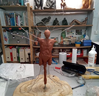 Armature métallique de Karya recouverte partiellement d'argile