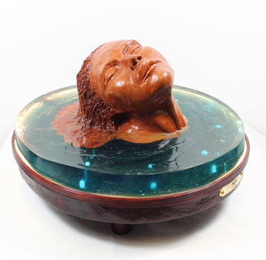 Sculpture de l'artiste Lode intitulée Naïade, représentant le buste d'une femme dans l'eau.  