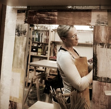 Photo de Lode, Artiste sculpteur, en train de créer dans son atelier.