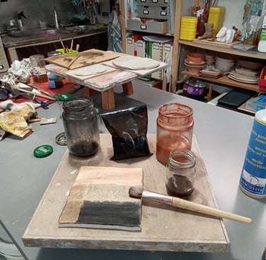 Photo de la table dans l'atelier de Lode avec la patine fabriquée à base de pigments et de gomme laque