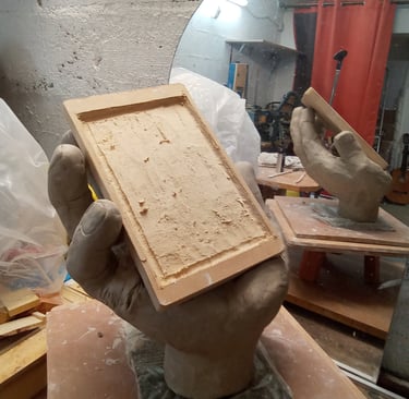 Sculpture en bois en cours du téléphone pour réaliser l'œuvre Narcisse de l'artiste sculpteure Lode
