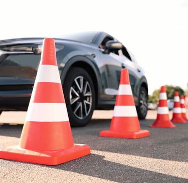 Automobilis ir kelio kūgeliai