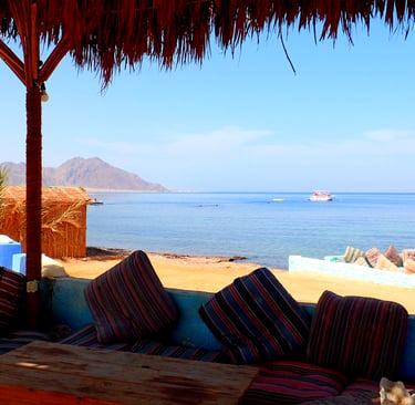 Skugga på taket av palmträd för en avkopplande lounge på stranden i Egypten