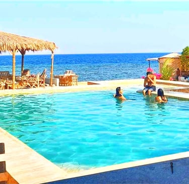 Ha en fantastisk tid i poolen på stranden i Egypten