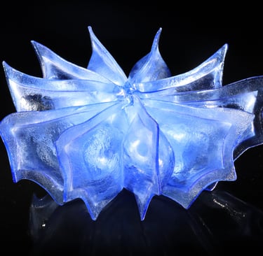 een uniek en organisch blauw kunstwerk van opgeblazen platen glas