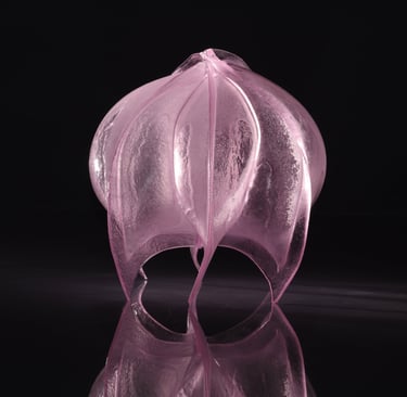 Een roze glazen kunstwerk van glaskunstenaar Linda van Huffelen van atelier Glasuniek.