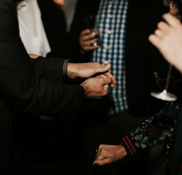 close-up déambulatoire d'un magicien