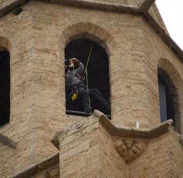 Pose de pics anti-pigeon sur une église en Occitanie