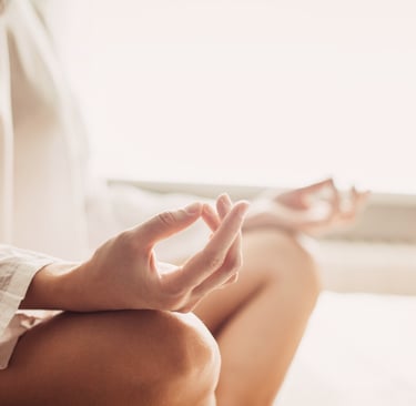 Personne en posture de relaxation avec les mains ouvertes, relâchement du stress et apaisement corps