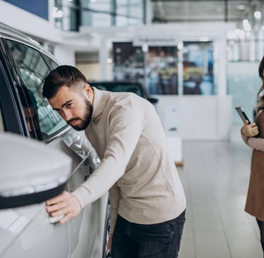 Homem avaliando um carro usado