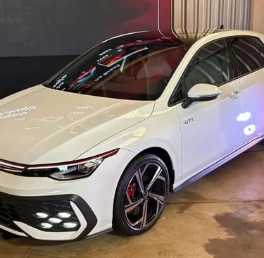Novo Golf GTI. Carro branco esportivo da Volkswagem