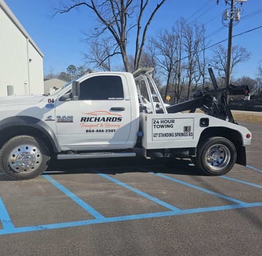 Tow truck providing 24/7 emergency towing services in Greenville County, SC, including Piedmont