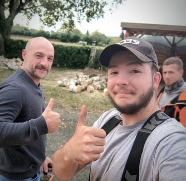 Client avec l'équipe levant le pouce