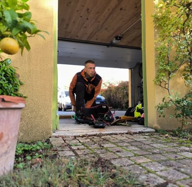 Grimpeur s'équipant avant l'ascension d'un arbre