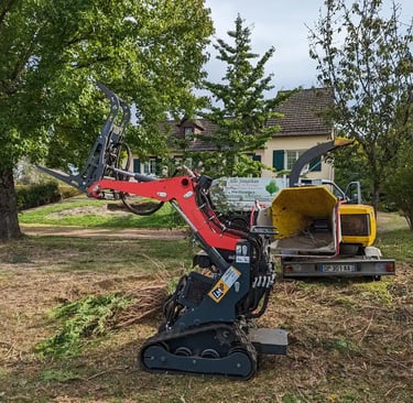 broyeur de branche et MicroBull sur chantier d'élagage