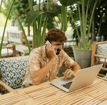 Consultor de Marketing analisando Gráfico de crescimento de negócios com SEO