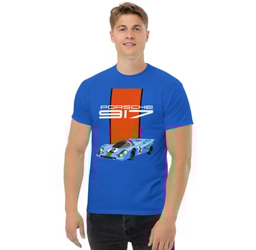 Un homme blond et musclé avec un t-shirt PORSCHE 917 bleu et orange.