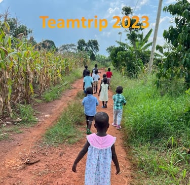 Spazierende kinder und Überschrift Teamtrip 2023