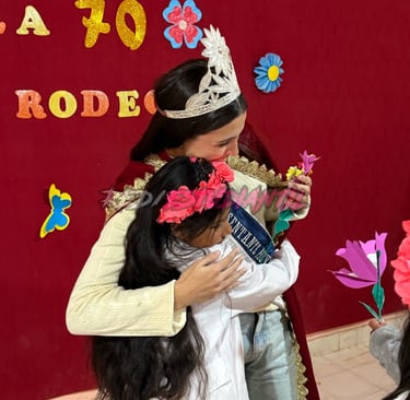 Reina provincial abrazando niña del norte jujeño