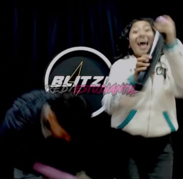 Chica de la Promo 25 festejando porque ganó el juego de los vasos