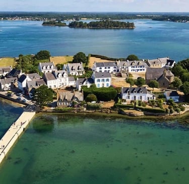 Île de Saint-Cado à Belz avec la maison aux volets bleus sur la ria d’Étel