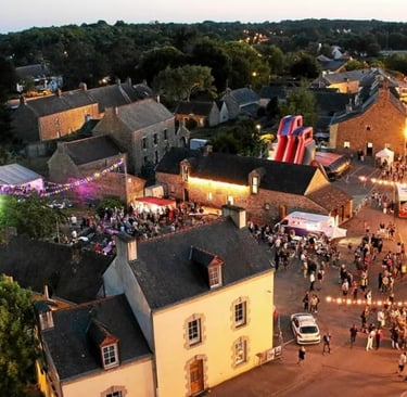 Bourg de Brec’h dans le Morbihan avec église et maisons bretonnes