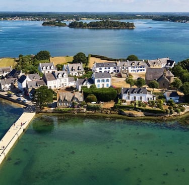 Île de Saint-Cado à Belz avec la maison aux volets bleus sur la ria d’Étel