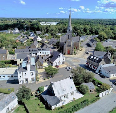 Centre-bourg de Pluneret près d’Auray avec commerces et habitations