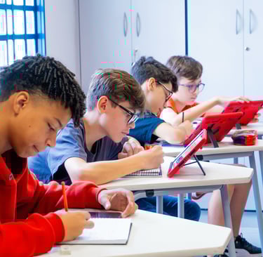 Descubra 10 razões essenciais para investir no inglês para adolescentes! Desde o aprimoramento cogni