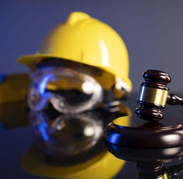 Građevinski radnik s kacigom i sučev čekić , radno pravo i prava radnika