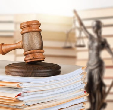 Sudski čekić na hrpi dokumenata s figurom pravde u pozadini , upravno pravo