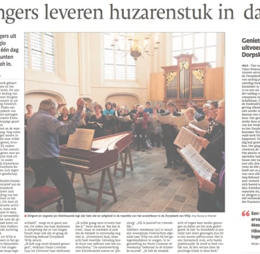 Dirigent Jan Kleinbussink tijdens repetitie met scratchkoor in de dorpskerk van Wilp