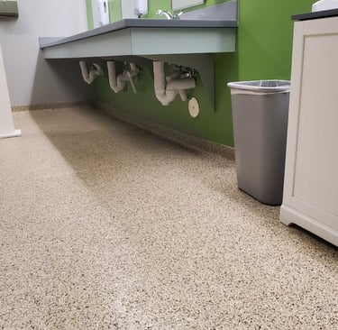 pisos en resina epoxica en quartz en baños