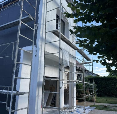 Ravalement de façade avec échafaudage en Île-de-France – rénovation extérieure