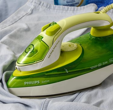 Una plancha moderna planchando una prenda de ropa