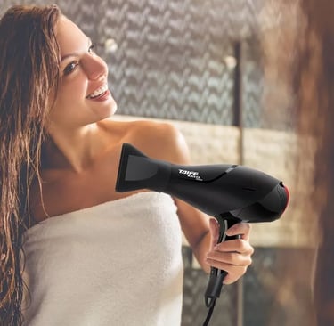 mulher segurando Secador de Cabelo Profissional Taiff Black Ion