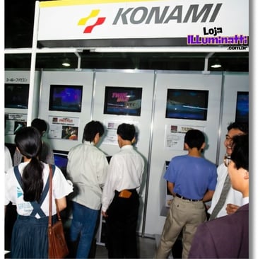 No estande da Konami com o jogo Gradius III 
