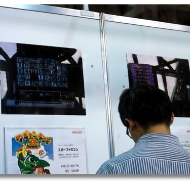 Visitante jogando Wagyan Land 2 (Namco) para o Famicom