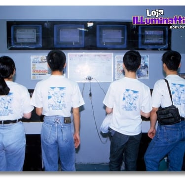 4 jovens jogando com o adaptador para 4 jogadores do Game Boy