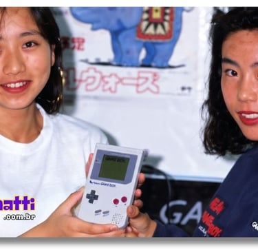 2 jovens mostrando o Game Boy