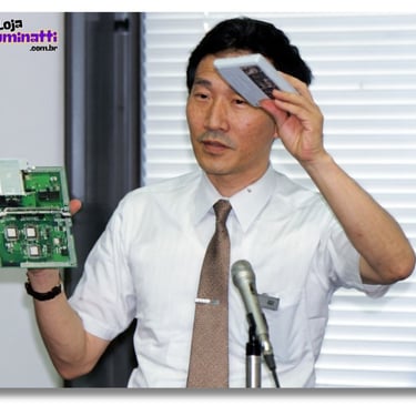 Masayuki Uemura designer do Famicom e Super Famicom segurando o console (protótipo) do SFC 1988