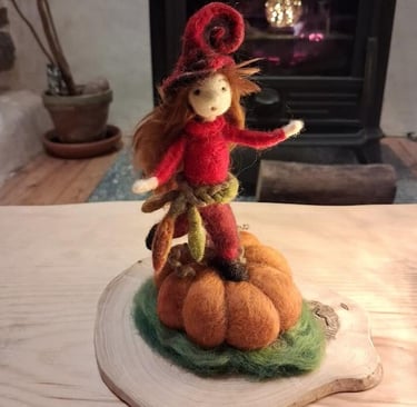 Sculpture lutine en laine feutrée à l'aiguille