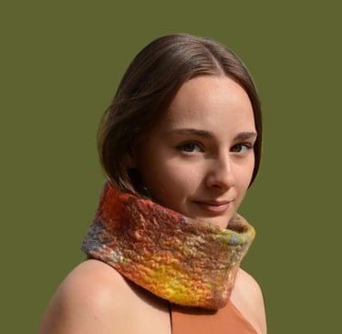 Tour de cou nuno dans les tons marrons orangés en laine feutrée à la main 