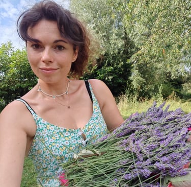 Marine lors d'une récolte de lavandes dans le jardin pour l'infusion Lulli