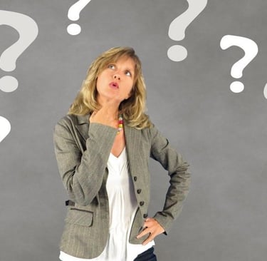 Client réfléchissant aux questions à poser avant de choisir un serrurier