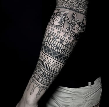 Tatouage viking et nordique en bandes avant-bras.