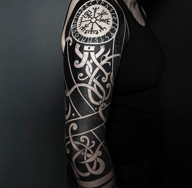 Tatouage viking nordique avec entrelacs en négatif.