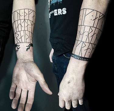 Tatouage viking et nordique avec runes en bandes avant-bras.