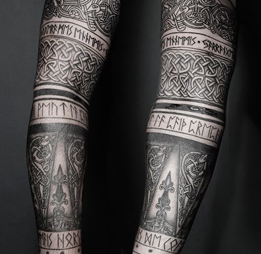 Tatouage viking et nordique en bandes bras.