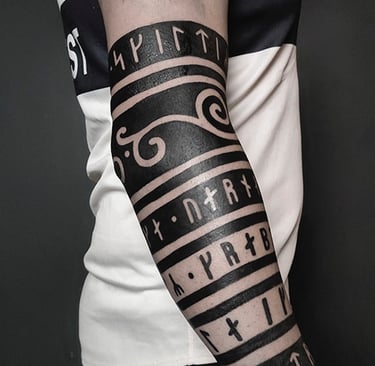 Tatouage viking et nordique en bandes bras.